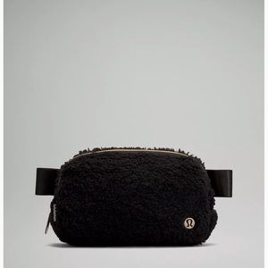 NWT Lululemon Everywhere Belt Bag Fleece
Black